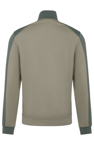 Sportliche Herrenjacke aus exklusivem Natural Powerstretch mit gerader, körperbetonter Passform und leicht verlängerter Silhouette. Ausgestattet mit modernem Stehkragen, markantem Zwei-Wege-Zipper und seitlichen Taschen mit verstecktem Reißverschluss. Das weiche, elastische und atmungsaktive Material mit seidig schimmernder Oberfläche sorgt für hohen Tragekomfort und maximale Bewegungsfreiheit. Eine hautfreundliche Baumwollschicht auf der Innenseite macht die multifunktionale Jacke besonders angenehm zu tra