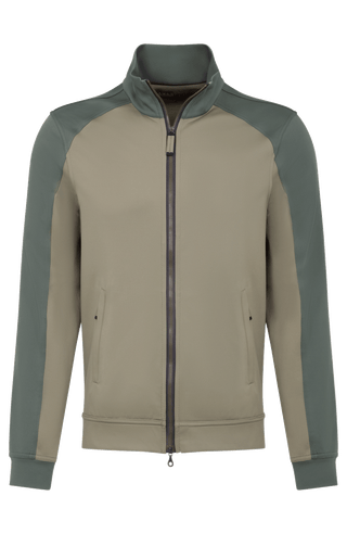 Sportliche Herrenjacke aus exklusivem Natural Powerstretch mit gerader, körperbetonter Passform und leicht verlängerter Silhouette. Ausgestattet mit modernem Stehkragen, markantem Zwei-Wege-Zipper und seitlichen Taschen mit verstecktem Reißverschluss. Das weiche, elastische und atmungsaktive Material mit seidig schimmernder Oberfläche sorgt für hohen Tragekomfort und maximale Bewegungsfreiheit. Eine hautfreundliche Baumwollschicht auf der Innenseite macht die multifunktionale Jacke besonders angenehm zu tra