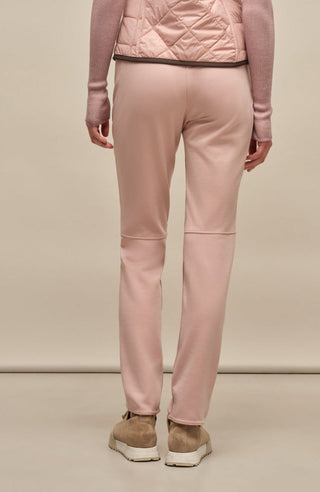 Model-Rückansicht der Damen-Stretchhose Clio-NP in zartem Rosa (Farbe 1030 Dusty Rose) – sportlich-lässige Freizeithose im Homewear-Stil von Frauenschuh, mit elastischem Bund und schmaler Passform, aus weichem, komfortablem Material, ideal für entspannte Alltagslooks