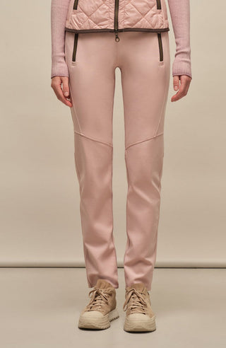 Model-Vorderansicht der Damen-Stretchhose Clio-NP in zartem Rosa (Farbe 1030 Dusty Rose) – sportlich-bequeme Freizeithose im Homewear-Look von Frauenschuh, mit elastischem Bund, schmaler Passform und weichem Material, ideal für entspannte Alltags- oder Loungewear-Outfits
