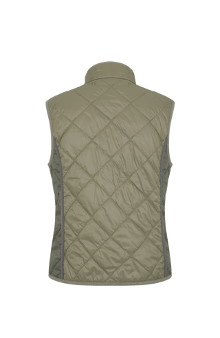 Sportliche Reiterweste Nora Quilt aus leichtem Quilt Light mit 40 g Hochdaunen-Vlies für angenehme Wärme bei minimalem Gewicht. Atmungsaktiv sowie wasser- und schmutzabweisend. Kleiner Stehkragen, mit Leinen eingefasste Nähte und hochwertige Metalldruckknöpfe prägen den klaren Look. Seitliche Taschen mit nahtfeinem Reißverschluss sorgen für Funktionalität. Das fein gesteppte italienische Nylon im klassischen Rautenmuster verleiht der Weste eine elegante, sportive Optik. Leicht verstaubar und ideal für unter