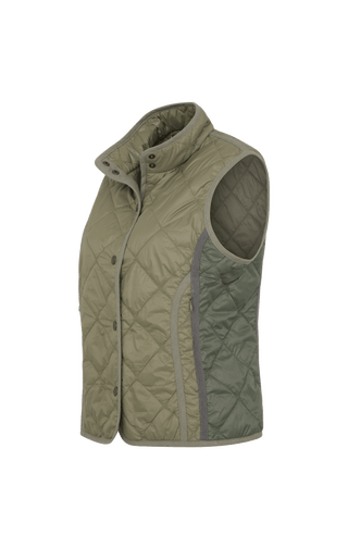 Sportliche Reiterweste Nora Quilt aus leichtem Quilt Light mit 40 g Hochdaunen-Vlies für angenehme Wärme bei minimalem Gewicht. Atmungsaktiv sowie wasser- und schmutzabweisend. Kleiner Stehkragen, mit Leinen eingefasste Nähte und hochwertige Metalldruckknöpfe prägen den klaren Look. Seitliche Taschen mit nahtfeinem Reißverschluss sorgen für Funktionalität. Das fein gesteppte italienische Nylon im klassischen Rautenmuster verleiht der Weste eine elegante, sportive Optik. Leicht verstaubar und ideal für unter