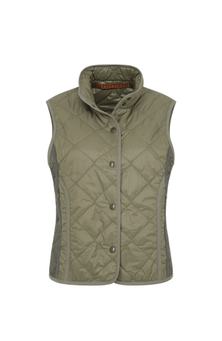 Sportliche Reiterweste Nora Quilt aus leichtem Quilt Light mit 40 g Hochdaunen-Vlies für angenehme Wärme bei minimalem Gewicht. Atmungsaktiv sowie wasser- und schmutzabweisend. Kleiner Stehkragen, mit Leinen eingefasste Nähte und hochwertige Metalldruckknöpfe prägen den klaren Look. Seitliche Taschen mit nahtfeinem Reißverschluss sorgen für Funktionalität. Das fein gesteppte italienische Nylon im klassischen Rautenmuster verleiht der Weste eine elegante, sportive Optik. Leicht verstaubar und ideal für unter