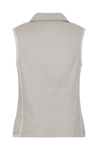 Ärmelloses Herren-Gilet aus hochwertigem Baumwoll-Leinen-Mix mit angenehm weichem Griff und dezenter melierter Optik. Moderner, neu interpretierter Schnitt mit maskuliner Silhouette und markantem Reverskragen. Mit Knopfleiste, aufgesetzten Brust- und Fronttaschen sowie kleiner Eingrifftasche links. Abgerundeter Saum für dynamische Linien und eingefasste Baumwollbänder an Saum, Taschen und Seitennähten als dezente Details. Vielseitig kombinierbar und als maskulines Fashion-Statement geeignet.
