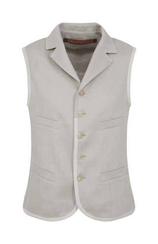 Ärmelloses Herren-Gilet aus hochwertigem Baumwoll-Leinen-Mix mit angenehm weichem Griff und dezenter melierter Optik. Moderner, neu interpretierter Schnitt mit maskuliner Silhouette und markantem Reverskragen. Mit Knopfleiste, aufgesetzten Brust- und Fronttaschen sowie kleiner Eingrifftasche links. Abgerundeter Saum für dynamische Linien und eingefasste Baumwollbänder an Saum, Taschen und Seitennähten als dezente Details. Vielseitig kombinierbar und als maskulines Fashion-Statement geeignet.