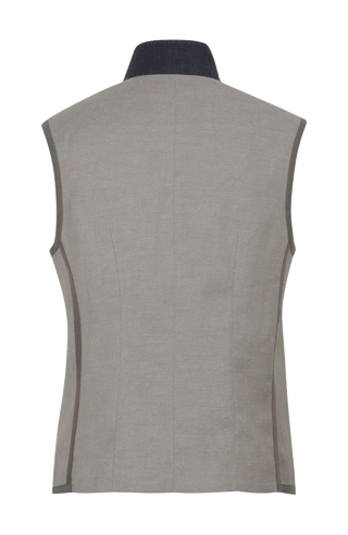 Ärmelloses Herren-Gilet aus hochwertigem Baumwoll-Leinen-Mix mit angenehm weichem Griff und dezenter melierter Optik. Moderner, neu interpretierter Schnitt mit maskuliner Silhouette und markantem Reverskragen. Mit Knopfleiste, aufgesetzten Brust- und Fronttaschen sowie kleiner Eingrifftasche links. Abgerundeter Saum für dynamische Linien und eingefasste Baumwollbänder an Saum, Taschen und Seitennähten als dezente Details. Vielseitig kombinierbar und als maskulines Fashion-Statement geeignet.