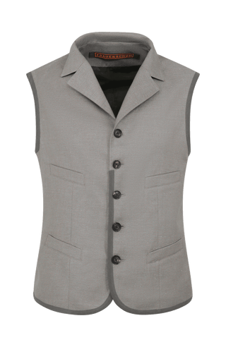 Ärmelloses Herren-Gilet aus hochwertigem Baumwoll-Leinen-Mix mit angenehm weichem Griff und dezenter melierter Optik. Moderner, neu interpretierter Schnitt mit maskuliner Silhouette und markantem Reverskragen. Mit Knopfleiste, aufgesetzten Brust- und Fronttaschen sowie kleiner Eingrifftasche links. Abgerundeter Saum für dynamische Linien und eingefasste Baumwollbänder an Saum, Taschen und Seitennähten als dezente Details. Vielseitig kombinierbar und als maskulines Fashion-Statement geeignet.