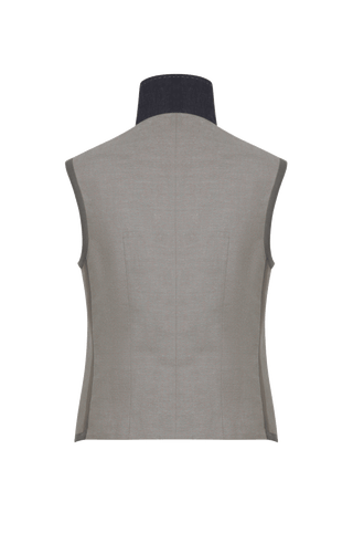 Weste Anya von Frauenschuh aus hochwertigem Jägerleinen in alpinem Design mit natürlicher Struktur, leichter Baumwoll-Leinen-Qualität und elegantem, modernem Look.