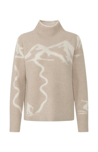 Vorderansicht eines Damenpullovers aus 100 % extrafeiner Merinowolle, Modell „Chatel-ME“ in der Farbe Beige. Die Vorderseite zeigt ein kunstvoll gestaltetes Jacquard-Motiv aus skizzierten Berglandschaften, urbanen Elementen und dynamischen Skifahrern. Das hochwertige Merinogarn – leicht, weich und angenehm auf der Haut – wird in Italien produziert und auf modernsten Maschinen verarbeitet. Die Kombination aus künstlerischem Design & technischer Strickkunst macht den Pullover besonders stilvoll