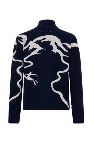 Rueckansicht eines Damenpullovers aus 100 % extrafeiner Merinowolle, Modell „Chatel-ME“ in der Farbe Dunkelblau. Die Vorderseite zeigt ein kunstvoll gestaltetes Jacquard-Motiv aus skizzierten Berglandschaften, urbanen Elementen und dynamischen Skifahrern. Das hochwertige Merinogarn – leicht, weich und angenehm auf der Haut – wird in Italien produziert und auf modernsten Maschinen verarbeitet. Die Kombination aus künstlerischem Design & technischer Strickkunst macht den Pullover besonders stilvoll