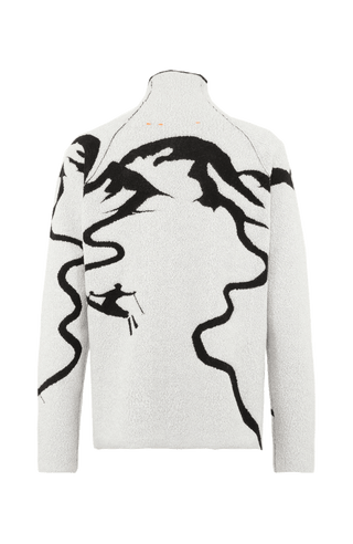 Rückansicht eines Damenpullovers aus 100 % extrafeiner Merinowolle, Modell „Chatel-ME“ in der Farbe Grau. Die Vorderseite zeigt ein kunstvoll gestaltetes Jacquard-Motiv aus skizzierten Berglandschaften, urbanen Elementen und dynamischen Skifahrern. Das hochwertige Merinogarn – leicht, weich und angenehm auf der Haut – wird in Italien produziert und auf modernsten Maschinen verarbeitet. Die Kombination aus künstlerischem Design & technischer Strickkunst macht den Pullover besonders stilvoll