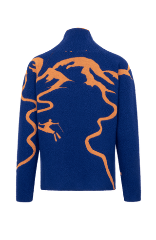 Rueckansicht eines Damenpullovers aus 100 % extrafeiner Merinowolle, Modell „Chatel-ME“ in der Farbe Marineblau. Die Vorderseite zeigt ein kunstvoll gestaltetes Jacquard-Motiv aus skizzierten Berglandschaften, urbanen Elementen und dynamischen Skifahrern. Das hochwertige Merinogarn – leicht, weich und angenehm auf der Haut – wird in Italien produziert und auf modernsten Maschinen verarbeitet. Die Kombination aus künstlerischem Design & technischer Strickkunst macht den Pullover besonders stilvoll