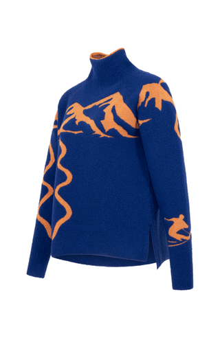 Seitenansicht eines Damenpullovers aus 100 % extrafeiner Merinowolle, Modell „Chatel-ME“ in der Farbe Marineblau. Die Vorderseite zeigt ein kunstvoll gestaltetes Jacquard-Motiv aus skizzierten Berglandschaften, urbanen Elementen und dynamischen Skifahrern. Das hochwertige Merinogarn – leicht, weich und angenehm auf der Haut – wird in Italien produziert und auf modernsten Maschinen verarbeitet. Die Kombination aus künstlerischem Design & technischer Strickkunst macht den Pullover besonders stilvoll