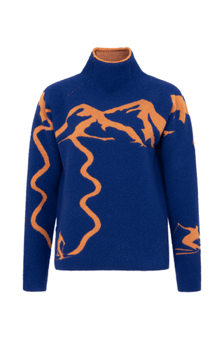 Vorderansicht eines Damenpullovers aus 100 % extrafeiner Merinowolle, Modell „Chatel-ME“ in der Farbe Marineblau. Die Vorderseite zeigt ein kunstvoll gestaltetes Jacquard-Motiv aus skizzierten Berglandschaften, urbanen Elementen und dynamischen Skifahrern. Das hochwertige Merinogarn – leicht, weich und angenehm auf der Haut – wird in Italien produziert und auf modernsten Maschinen verarbeitet. Die Kombination aus künstlerischem Design & technischer Strickkunst macht den Pullover besonders stilvoll