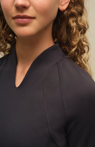 Halbarm-Shirt aus Natural Powerstretch mit körpernaher, gerader Passform und etwas längerem Schnitt. Stehkragen und offenkantige Nahtverarbeitung verleihen dem Design eine moderne, feminine Optik. Außen leicht glänzend, innen mit weicher Baumwolle für angenehmen Tragekomfort auf der Haut. Vielseitig kombinierbar für sportive und elegante Looks.