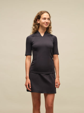Halbarm-Shirt aus Natural Powerstretch mit körpernaher, gerader Passform und etwas längerem Schnitt. Stehkragen und offenkantige Nahtverarbeitung verleihen dem Design eine moderne, feminine Optik. Außen leicht glänzend, innen mit weicher Baumwolle für angenehmen Tragekomfort auf der Haut. Vielseitig kombinierbar für sportive und elegante Looks.