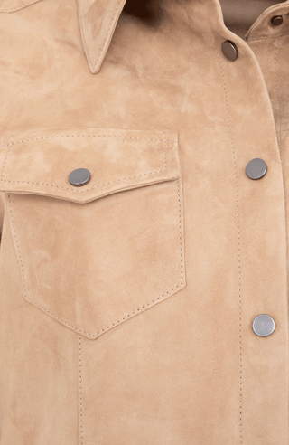 Western-Hemd Fanny-CA aus edlem Veloursleder, taillierte Passform, Druckknöpfe, abgerundeter Abschluss, zwei Brusttaschen und Knöpfe an den Ärmelabschlüssen. Weiches, anschmiegsames Material, das sich leicht an den Körper schmiegt. Farbe Hellbraun (Farbe: caramel).