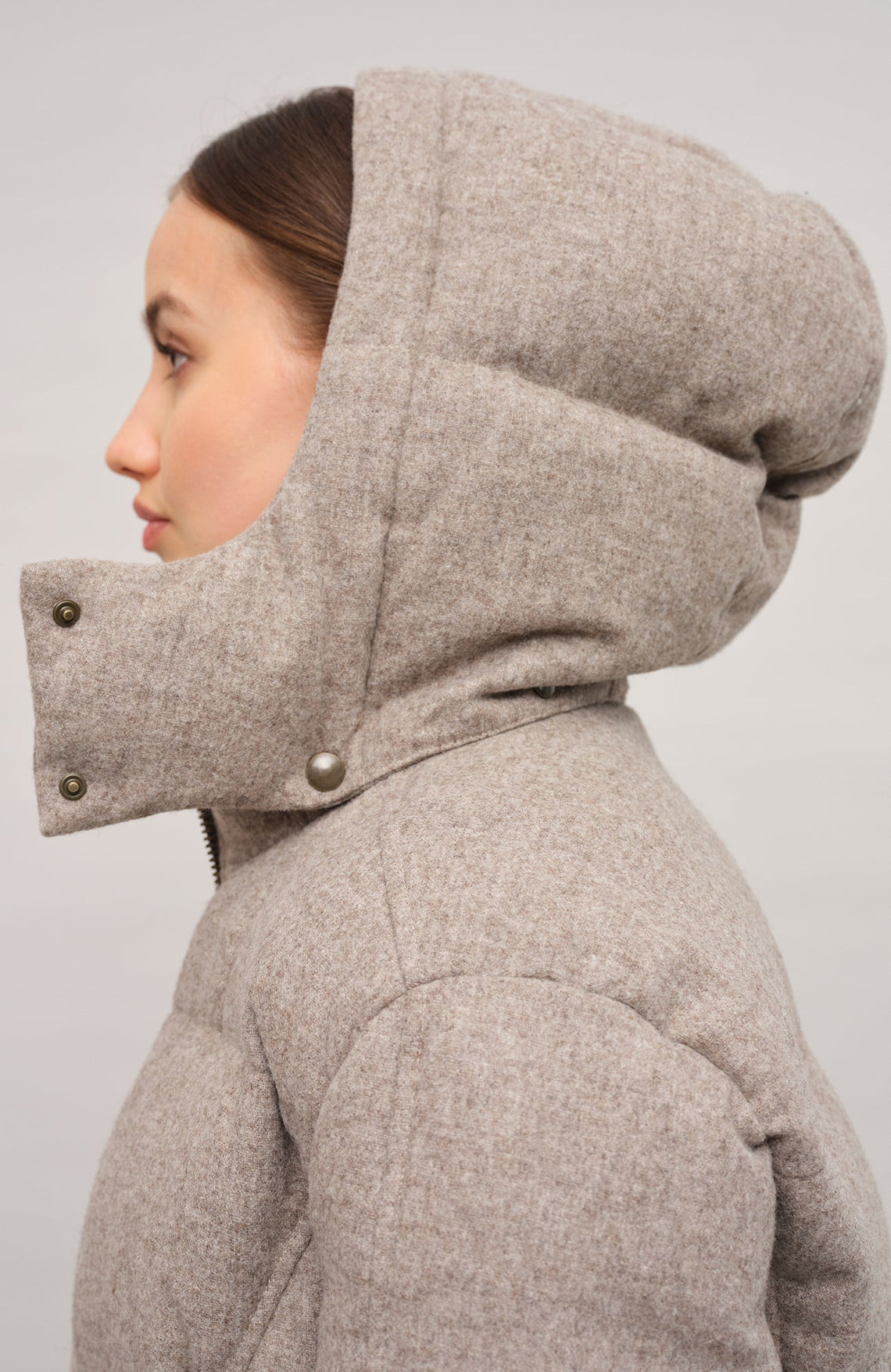 Winterjacke Isabel-L aus hochwertigem Loden, gefüttert mit zertifizierten Daunen, gerade Passform, etwas verkürzter Schnitt, abnehmbare Kapuze mit innenliegendem Strickbündchen, zwei versteckte Taschen, Zwei-Wege-Zipper. Auffallend weiche, angenehme Haptik wie Kaschmir. Dank der Daunenfüllung extrem warm. In der Farbe Hellbraun (Farbe: cashmere)