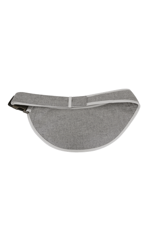 Beltbag-L Hüfttasche aus hochwertigem Loden mit geräumigem Hauptfach und zwei kleinen Ziptaschen auf der Vorderseite. Weitenverstellbarer Gurt mit Steckschließe in Metalloptik. Innenmaterial aus wasserabweisendem Performance Ski. Leicht und körpernah tragbar – klassisch um die Hüfte oder quer über den Rücken. In der Farbe Weiß (Farbe: cloud)
