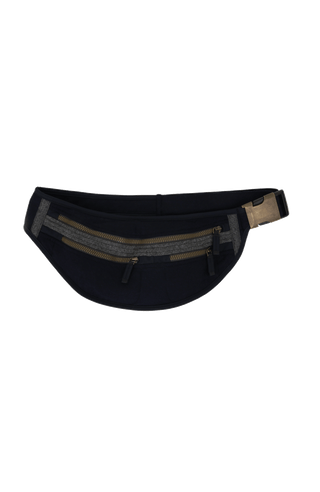 Beltbag-L Hüfttasche aus hochwertigem Loden mit geräumigem Hauptfach und zwei kleinen Ziptaschen auf der Vorderseite. Weitenverstellbarer Gurt mit Steckschließe in Metalloptik. Innenmaterial aus wasserabweisendem Performance Ski. Leicht und körpernah tragbar – klassisch um die Hüfte oder quer über den Rücken. In der Farbe Dunkelblau (Farbe: midnight)