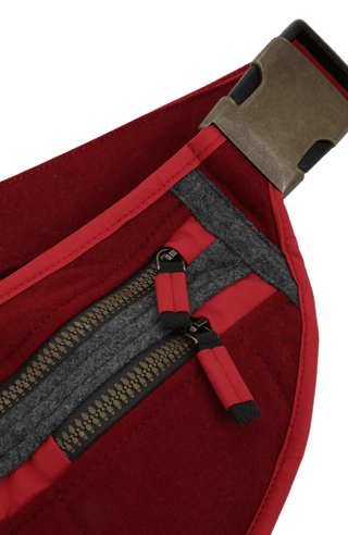 Beltbag-L Hüfttasche aus hochwertigem Loden mit geräumigem Hauptfach und zwei kleinen Ziptaschen auf der Vorderseite. Weitenverstellbarer Gurt mit Steckschließe in Metalloptik. Innenmaterial aus wasserabweisendem Performance Ski. Leicht und körpernah tragbar – klassisch um die Hüfte oder quer über den Rücken. In der Farbe Rot (Farbe: poppy color)