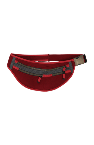Beltbag-L Hüfttasche aus hochwertigem Loden mit geräumigem Hauptfach und zwei kleinen Ziptaschen auf der Vorderseite. Weitenverstellbarer Gurt mit Steckschließe in Metalloptik. Innenmaterial aus wasserabweisendem Performance Ski. Leicht und körpernah tragbar – klassisch um die Hüfte oder quer über den Rücken. In der Farbe Rot (Farbe: poppy color)