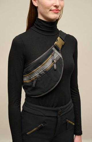 Beltbag-S Hüfttasche aus Schöller Softshell mit geräumigem Hauptfach und zwei kleinen Ziptaschen vorne. Weitenverstellbarer Gurt mit Steckschließe. Innenmaterial aus wasserabweisendem Performance Ski. Mit Lodendetails. Leicht und körpernah tragbar – klassisch um die Hüfte oder quer über den Rücken. Farbe: Schwarz (Farbe: black)