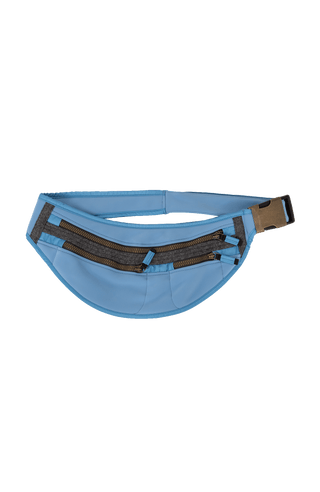 Beltbag-S Hüfttasche aus Schöller Softshell mit geräumigem Hauptfach und zwei kleinen Ziptaschen vorne. Weitenverstellbarer Gurt mit Steckschließe. Innenmaterial aus wasserabweisendem Performance Ski. Mit Lodendetails. Leicht und körpernah tragbar – klassisch um die Hüfte oder quer über den Rücken. Farbe: hellblau (Farbe: sky)