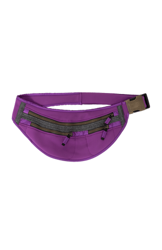 Beltbag-S Hüfttasche aus Schöller Softshell mit geräumigem Hauptfach und zwei kleinen Ziptaschen vorne. Weitenverstellbarer Gurt mit Steckschließe. Innenmaterial aus wasserabweisendem Performance Ski. Mit Lodendetails. Leicht und körpernah tragbar – klassisch um die Hüfte oder quer über den Rücken. Farbe: Violet (Farbe: violet)