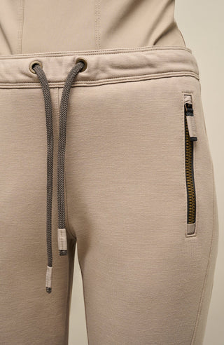 Damen-Freizeithose Clio-PSW aus Wool Powerstretch, lockere Passform, Softstretch-Bund, seitliche Reißverschlusstaschen, formschöne Nähte, wärmend und atmungsaktiv. In der Farbe Hellbraun (Farbe: cashmere)