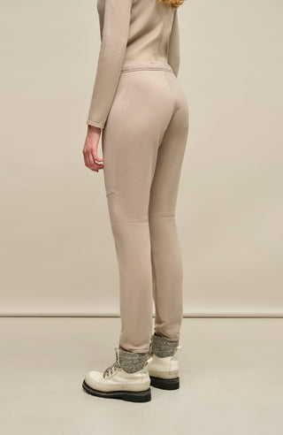 Damen-Freizeithose Clio-PSW aus Wool Powerstretch, lockere Passform, Softstretch-Bund, seitliche Reißverschlusstaschen, formschöne Nähte, wärmend und atmungsaktiv. In der Farbe Hellbraun (Farbe: cashmere)