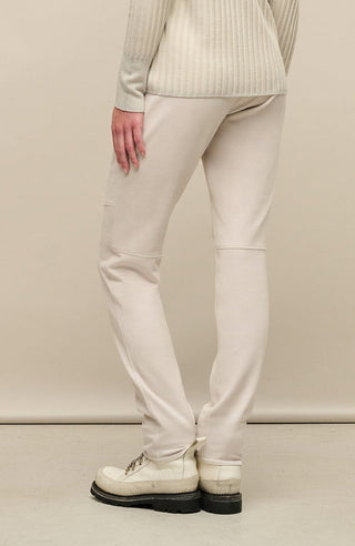 farbe-sandstone_vorderansicht_model
Damen-Freizeithose Clio-PSW aus Wool Powerstretch, lockere Passform, unten leicht schmaler Schnitt, Softstretch-Bund, seitliche Reißverschlusstaschen, formschönes Naht-Design. Perfekt für Freizeit und sportliche Aktivitäten, wärmend und atmungsaktiv. In der Farbe Weiß-Beige (Farbe: sandstone)