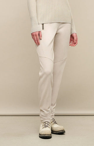 Damen-Freizeithose Clio-PSW aus Wool Powerstretch, lockere Passform, unten leicht schmaler Schnitt, Softstretch-Bund, seitliche Reißverschlusstaschen, formschönes Naht-Design. Perfekt für Freizeit und sportliche Aktivitäten, wärmend und atmungsaktiv. In der Farbe Weiß-Beige (Farbe: sandstone)