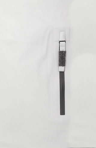 Damen-Funktionsmantel aus atmungsaktivem, wind- und wasserfestem 3-Layer-Material mit geradem Schnitt, verborgenem Reißverschluss mit Druckknopfleiste, zwei Seitentaschen und zwei Innentaschen. Oversize Schnitt für eine locker fallende Passform. Wählen Sie Ihre gewöhnliche Größe. In der Farbe Weiß (Farbe: glacier).