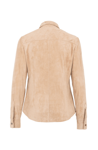 Western-Hemd Fanny-CA aus edlem Veloursleder, taillierte Passform, Druckknöpfe, abgerundeter Abschluss, zwei Brusttaschen und Knöpfe an den Ärmelabschlüssen. Weiches, anschmiegsames Material, das sich leicht an den Körper schmiegt. Farbe Hellbraun (Farbe: caramel).