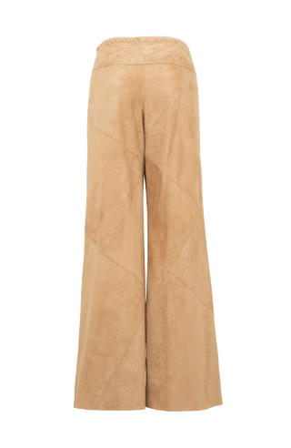 Hose Mandy-Ca aus ökologisch gefärbtem und gegerbtem Lammleder, elastischer Bund, teilgefüttert, geometrische Patchwork-Nähte, weich, anschmiegsam und leicht. Farbe Hellbraun (Farbe: caramel).
