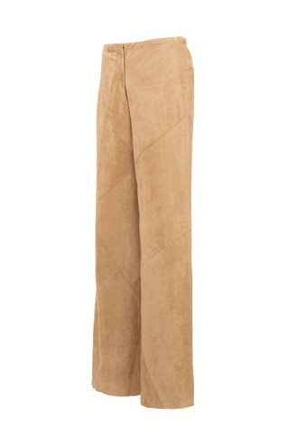 Hose Mandy-Ca aus ökologisch gefärbtem und gegerbtem Lammleder, elastischer Bund, teilgefüttert, geometrische Patchwork-Nähte, weich, anschmiegsam und leicht. Farbe Hellbraun (Farbe: caramel).