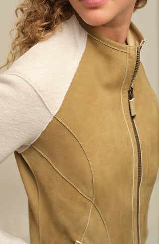 Lederjacke JoyMulti-EL mit traditionellem Walk an den Ärmeln, enganliegend, feminin und tailliert geschnitten. Leichtes Tragegefühl, offenkantige Ledernahtverarbeitung, Stehkragen, Leder-eingefasste Ärmelabschlüsse, markanter Zwei-Wege-Zipper, Seitentaschen. Leder in der Farbe hell braun, Walk in der Farbe weiß-beige. (Farbe: caramel)
