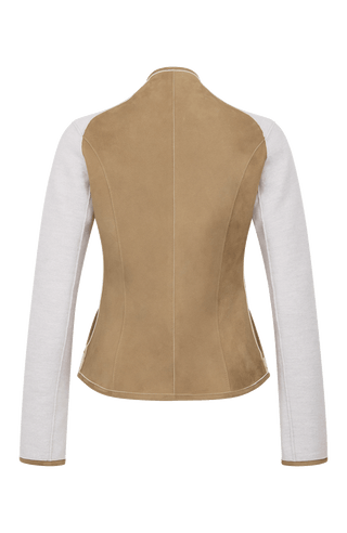 Lederjacke JoyMulti-EL mit traditionellem Walk an den Ärmeln, enganliegend, feminin und tailliert geschnitten. Leichtes Tragegefühl, offenkantige Ledernahtverarbeitung, Stehkragen, Leder-eingefasste Ärmelabschlüsse, markanter Zwei-Wege-Zipper, Seitentaschen. Leder in der Farbe hell braun, Walk in der Farbe weiß-beige. (Farbe: caramel)