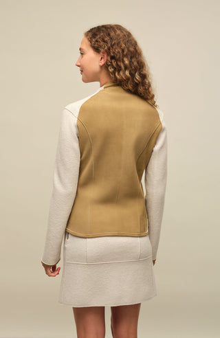 Lederjacke JoyMulti-EL mit traditionellem Walk an den Ärmeln, enganliegend, feminin und tailliert geschnitten. Leichtes Tragegefühl, offenkantige Ledernahtverarbeitung, Stehkragen, Leder-eingefasste Ärmelabschlüsse, markanter Zwei-Wege-Zipper, Seitentaschen. Leder in der Farbe hell braun, Walk in der Farbe weiß-beige. (Farbe: caramel)