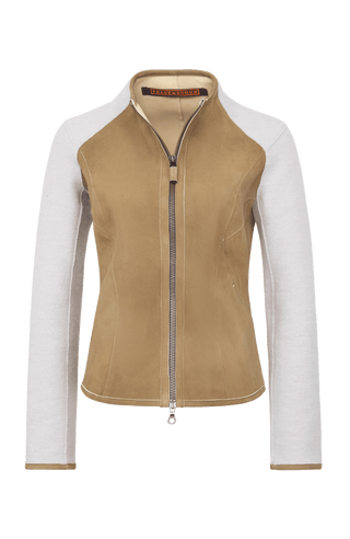 Lederjacke JoyMulti-EL mit traditionellem Walk an den Ärmeln, enganliegend, feminin und tailliert geschnitten. Leichtes Tragegefühl, offenkantige Ledernahtverarbeitung, Stehkragen, Leder-eingefasste Ärmelabschlüsse, markanter Zwei-Wege-Zipper, Seitentaschen. Leder in der Farbe hell braun, Walk in der Farbe weiß-beige. (Farbe: caramel)
