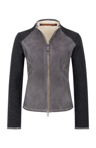 Lederjacke JoyMulti-EL mit traditionellem Walk an den Ärmeln, enganliegend, feminin und tailliert geschnitten. Leichtes Tragegefühl, offenkantige Ledernahtverarbeitung, Stehkragen, Leder-eingefasste Ärmelabschlüsse, markanter Zwei-Wege-Zipper, Seitentaschen. Leder in der Farbe Dunkelgrau, Walk in der Farbe Schwarz. (Farbe: flintstone)