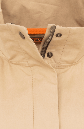 Sportlich-elegante Jacke aus Outdoor Cotton, wasser- und windabweisend, gerade Passform, hinten leicht abgerundet und etwas länger geschnitten, markanter Stehkragen, verdeckter Zwei-Wege-Zipper mit Metalldruckknöpfen oben und unten, Ripsband an den Ärmelabschlüssen, leicht diagonal angesetzte Seitentaschen mit Eingriff von oben und verdecktem Zipper. In der Farbe Beige-Braun (Farbe: caramel).
