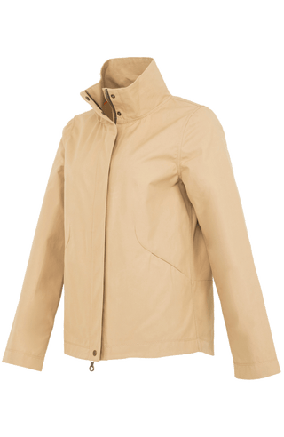 Sportlich-elegante Jacke aus Outdoor Cotton, wasser- und windabweisend, gerade Passform, hinten leicht abgerundet und etwas länger geschnitten, markanter Stehkragen, verdeckter Zwei-Wege-Zipper mit Metalldruckknöpfen oben und unten, Ripsband an den Ärmelabschlüssen, leicht diagonal angesetzte Seitentaschen mit Eingriff von oben und verdecktem Zipper. In der Farbe Beige-Braun (Farbe: caramel).
