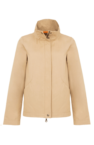 Sportlich-elegante Jacke aus Outdoor Cotton, wasser- und windabweisend, gerade Passform, hinten leicht abgerundet und etwas länger geschnitten, markanter Stehkragen, verdeckter Zwei-Wege-Zipper mit Metalldruckknöpfen oben und unten, Ripsband an den Ärmelabschlüssen, leicht diagonal angesetzte Seitentaschen mit Eingriff von oben und verdecktem Zipper. In der Farbe Beige-Braun (Farbe: caramel).
