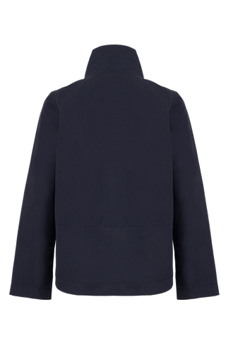 Sportlich-elegante Jacke aus Outdoor Cotton, wasser- und windabweisend, gerade Passform, hinten leicht abgerundet und etwas länger geschnitten, markanter Stehkragen, verdeckter Zwei-Wege-Zipper mit Metalldruckknöpfen oben und unten, Ripsband an den Ärmelabschlüssen, leicht diagonal angesetzte Seitentaschen mit Eingriff von oben und verdecktem Zipper. In der Farbe Dunkelblau (Farbe: midnight).