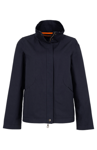 Sportlich-elegante Jacke aus Outdoor Cotton, wasser- und windabweisend, gerade Passform, hinten leicht abgerundet und etwas länger geschnitten, markanter Stehkragen, verdeckter Zwei-Wege-Zipper mit Metalldruckknöpfen oben und unten, Ripsband an den Ärmelabschlüssen, leicht diagonal angesetzte Seitentaschen mit Eingriff von oben und verdecktem Zipper. In der Farbe Dunkelblau (Farbe: midnight).