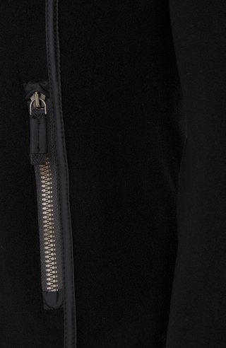 Klassische Frauenschuh-Jacke aus biologisch abbaubarem Microfleece. Enganliegend und feminin geschnitten mit abgerundetem Saum, Zwei-Wege-Zipper und seitlichen Taschen mit Zip. Das Material hält warm, ist komfortabel, leicht zu pflegen und nachhaltig. Farbe Schwarz (Farbe: black).