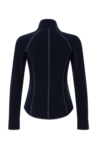 Klassische Frauenschuh-Jacke aus biologisch abbaubarem Microfleece. Enganliegend und feminin geschnitten mit abgerundetem Saum, Zwei-Wege-Zipper und seitlichen Taschen mit Zip. Das Material hält warm, ist leicht zu pflegen, komfortabel und nachhaltig. Farbe Dunkelblau (Farbe: midnight).