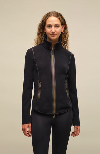 Klassische Frauenschuh-Jacke aus biologisch abbaubarem Microfleece. Enganliegend und feminin geschnitten mit abgerundetem Saum, Zwei-Wege-Zipper und seitlichen Taschen mit Zip. Das Material hält warm, ist leicht zu pflegen, komfortabel und nachhaltig. Farbe Dunkelblau (Farbe: midnight).